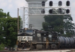 NS 8990 leads train 186 past the signals at Aycock